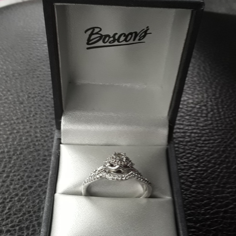 Woman's wedding band set